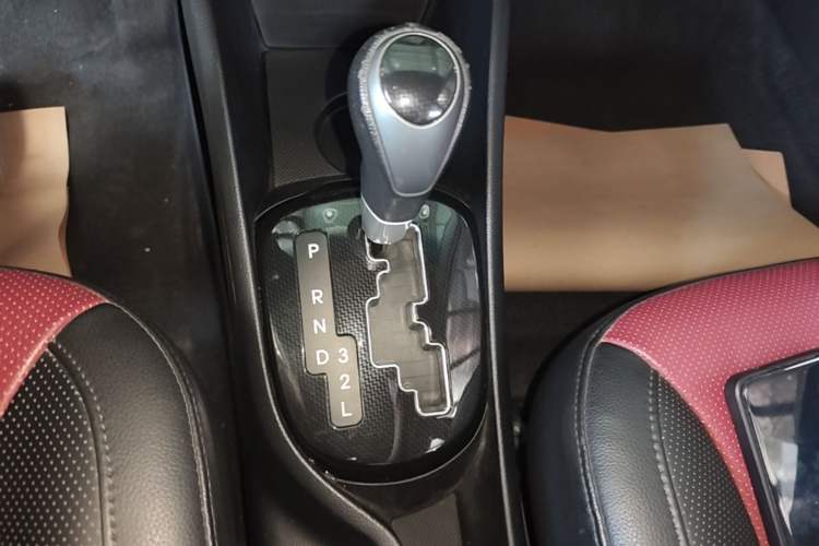Used Kia K2 2015 Hatchback 1.4L AT GLS Cool Edition Gear Lever