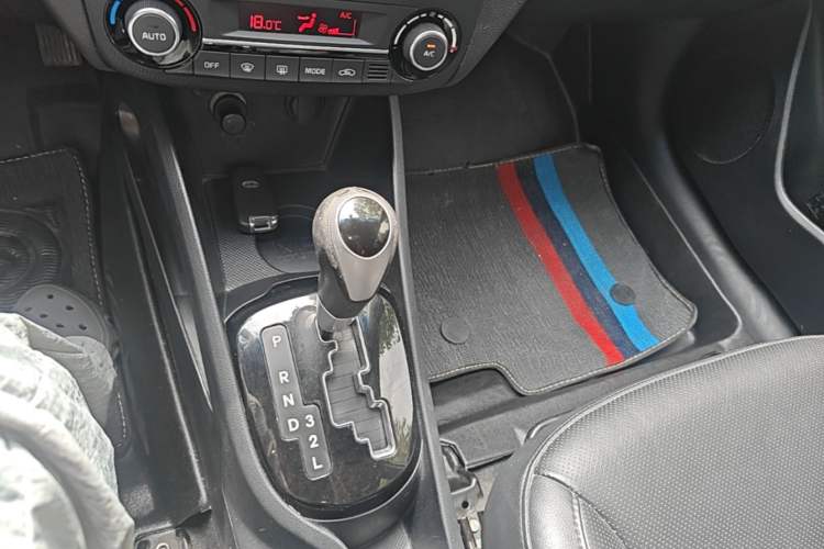Used Kia K2 2015 Sedan 1.6L Automatic Transmission Premium Gear Lever