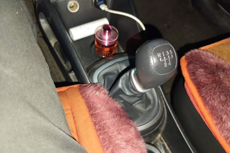 Used Kia K2 2015 Hatchback 1.4L MT GLS Cool Edition Gear Lever