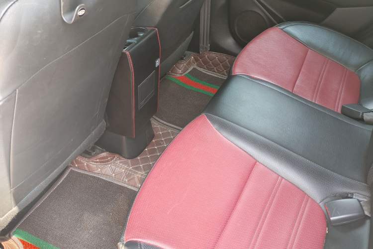 Used Kia K2 2015 Hatchback 1.4L AT GLS Cool Edition Interior 3