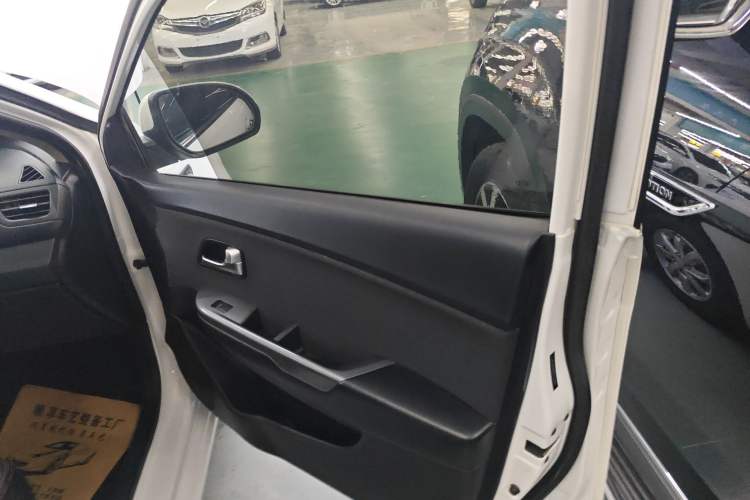 Used Kia K2 2015 Sedan 1.4L MT GLS Interior 5
