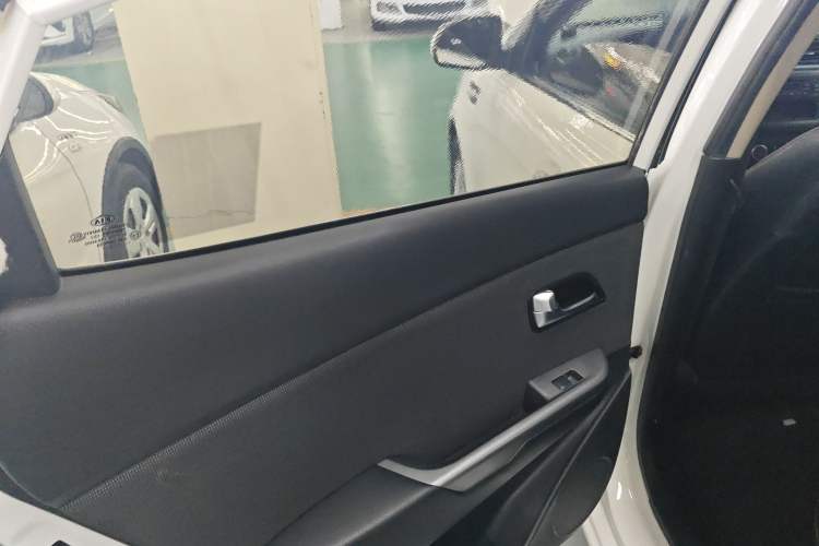Used Kia K2 2015 Sedan 1.4L MT GLS Interior 8