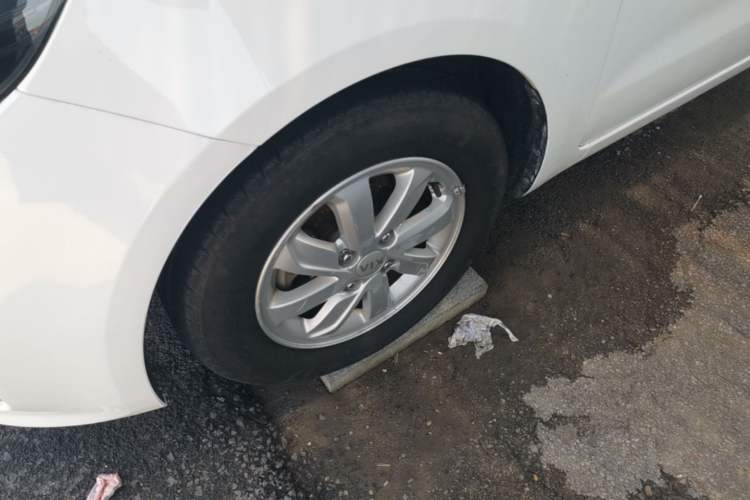 Used Kia K2 2015 Sedan 1.4L Automatic GLS Left Front Wheel Hub