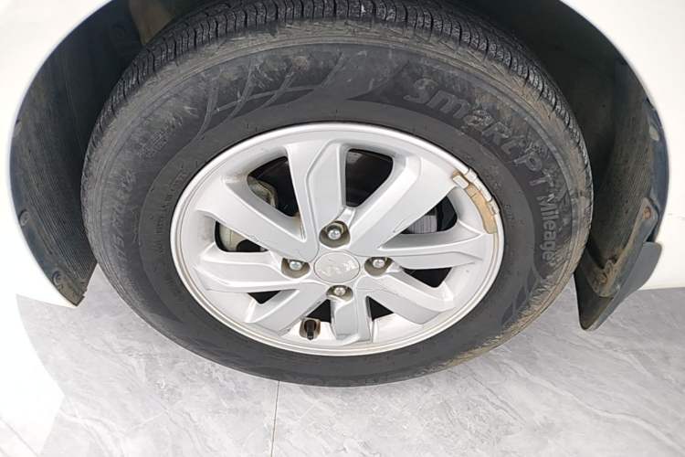 Used Kia K2 2015 Sedan 1.4L Automatic GLS Left Front Wheel Hub