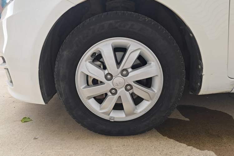 Used Kia K2 2015 Sedan 1.4L MT GLS Left Front Wheel Hub