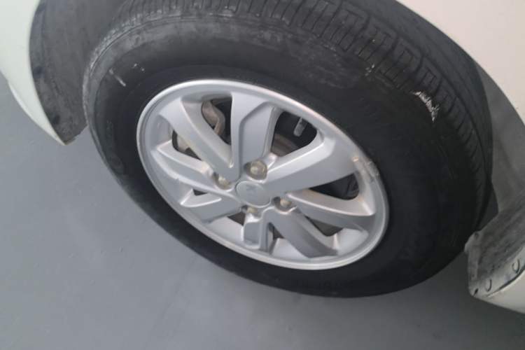 Used Kia K2 2015 Sedan 1.4L MT GLS Left Front Wheel Hub