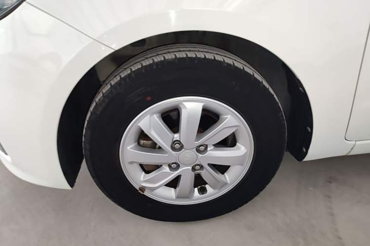 Used Kia K2 2015 Sedan 1.4L MT GLS Left Front Wheel Hub