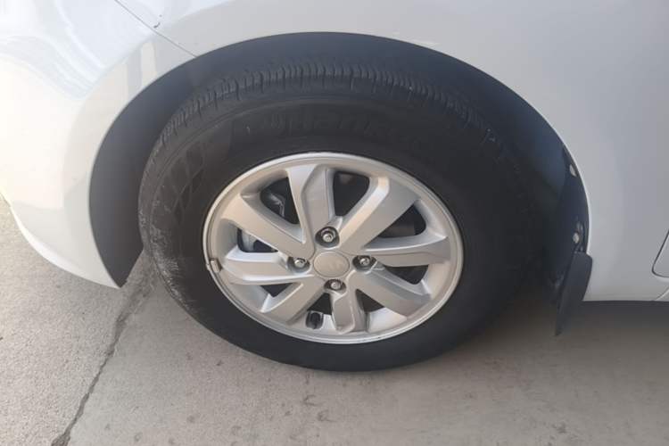 Used Kia K2 2015 Sedan 1.4L Automatic GLS Left Front Wheel Hub