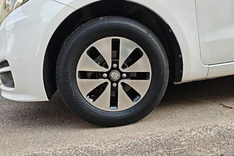 Used Kia K2 2015 Sedan 1.4L Automatic GLS Left Front Wheel Hub