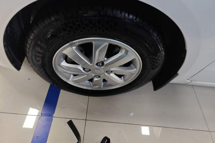 Used Kia K2 2015 Sedan 1.4L Automatic GLS Left Front Wheel Hub