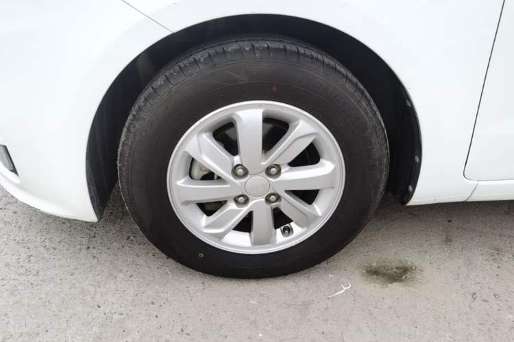 Used Kia K2 2015 Sedan 1.4L MT TOP Left Front Wheel Hub