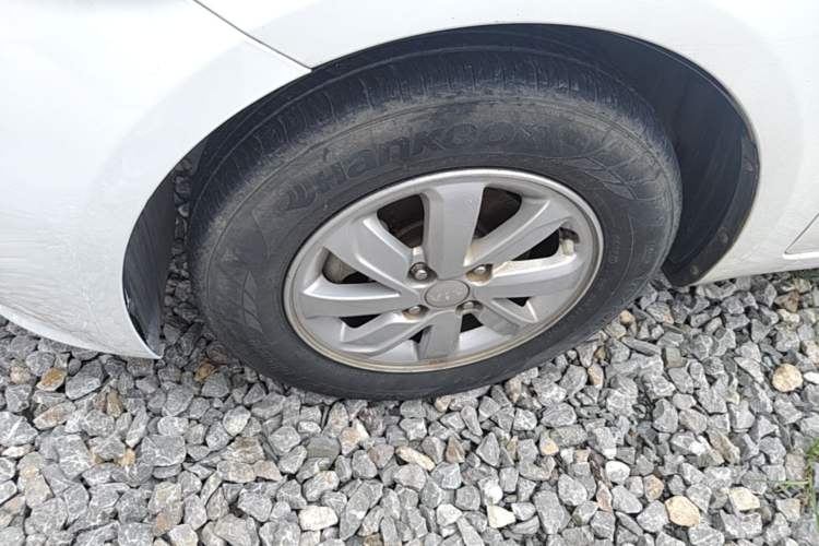 Used Kia K2 2015 Sedan 1.4L MT GLS Left Front Wheel Hub
