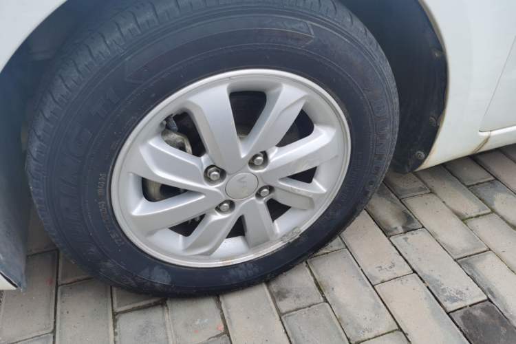 Used Kia K2 2015 Sedan 1.4L MT GLS Left Front Wheel Hub