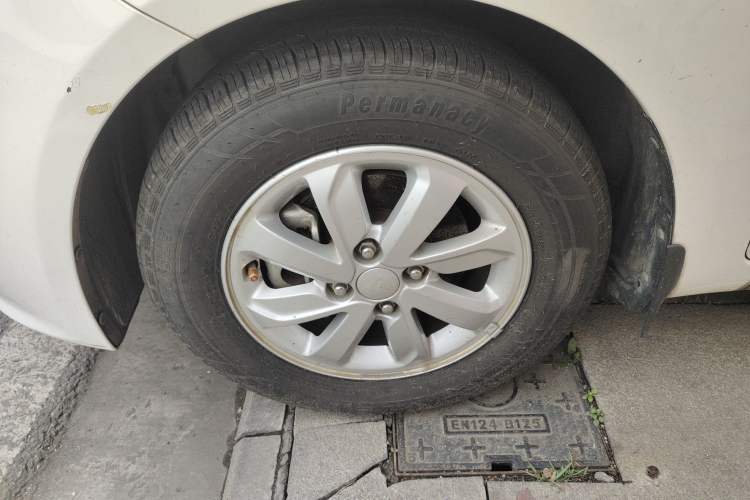 Used Kia K2 2015 Sedan 1.4L MT GLS Left Front Wheel Hub