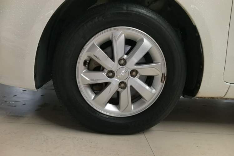Used Kia K2 2015 Sedan 1.4L MT GLS Left Front Wheel Hub