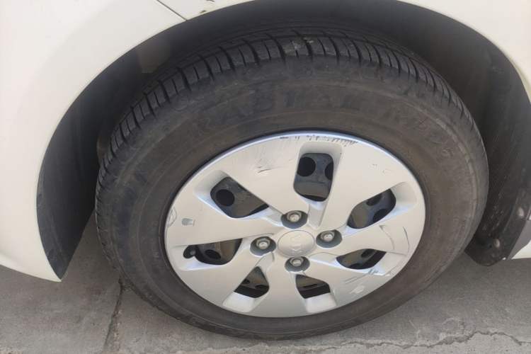 Used Kia K2 2015 Sedan 1.4L Automatic GLS Left Front Wheel Hub
