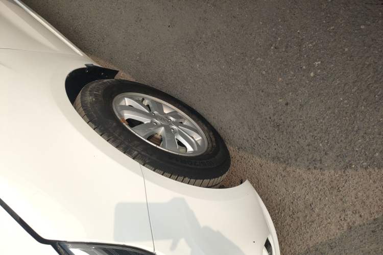 Used Kia K2 2015 Sedan 1.4L MT GLS Left Front Wheel Hub