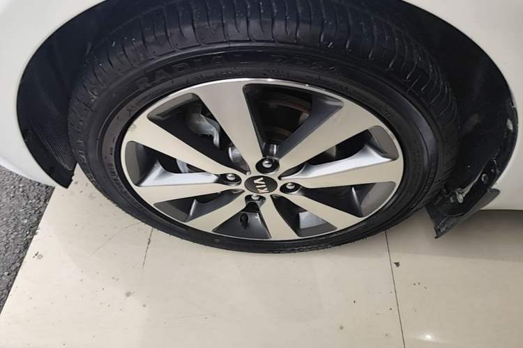 Used Kia K2 2015 Sedan 1.6L Automatic Transmission Premium Left Front Wheel Hub