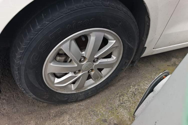 Used Kia K2 2015 Sedan 1.4L MT GLS Left Front Wheel Hub