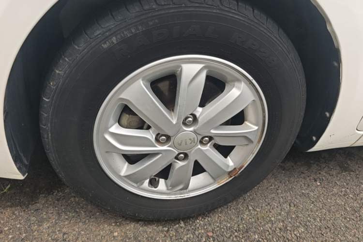 Used Kia K2 2015 Sedan 1.4L Automatic GLS Left Front Wheel Hub