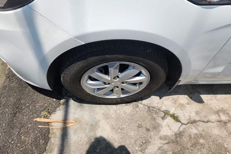 Used Kia K2 2015 Sedan 1.4L Automatic GLS Left Front Wheel Hub