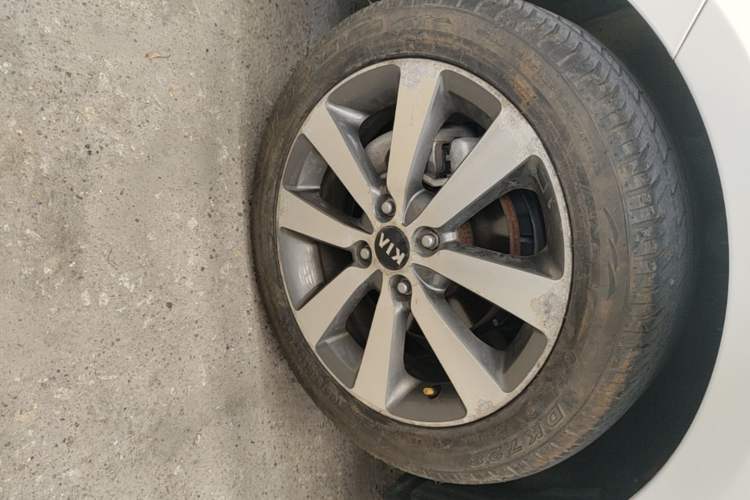 Used Kia K2 2015 Sedan 1.6L Automatic Transmission Premium Left Front Wheel Hub