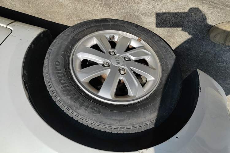 Used Kia K2 2015 Sedan 1.4L Automatic GLS Left Front Wheel Hub
