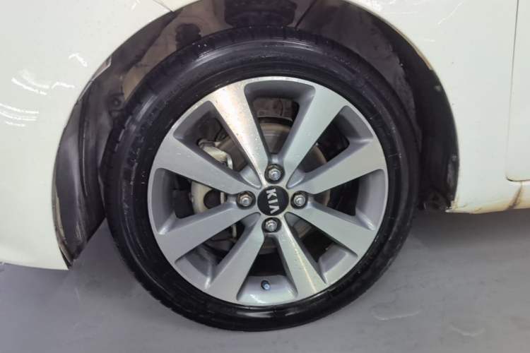 Used Kia K2 2015 Sedan 1.4L Automatic GLS Left Front Wheel Hub