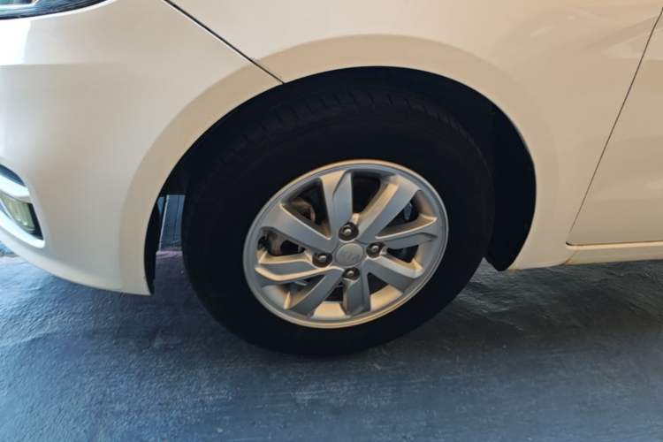 Used Kia K2 2015 Sedan 1.4L MT GLS Left Front Wheel Hub