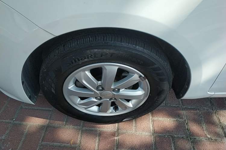 Used Kia K2 2015 Sedan 1.4L Automatic GLS Left Front Wheel Hub