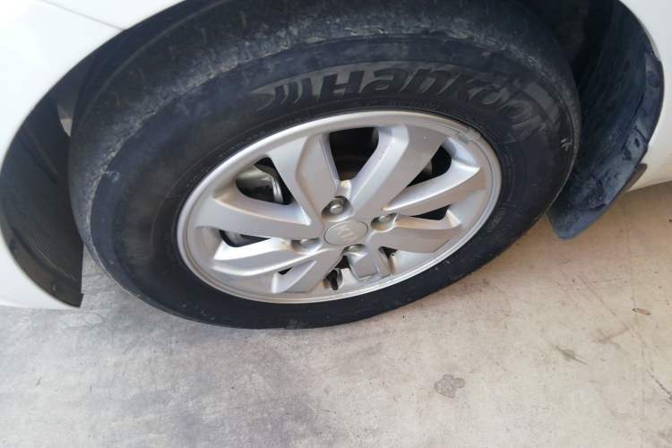 Used Kia K2 2015 Sedan 1.4L Automatic GLS Left Front Wheel Hub