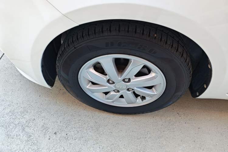 Used Kia K2 2015 Sedan 1.4L Automatic GLS Left Front Wheel Hub
