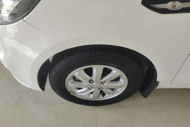Used Kia K2 2015 Sedan 1.4L MT GLS Left Front Wheel Hub