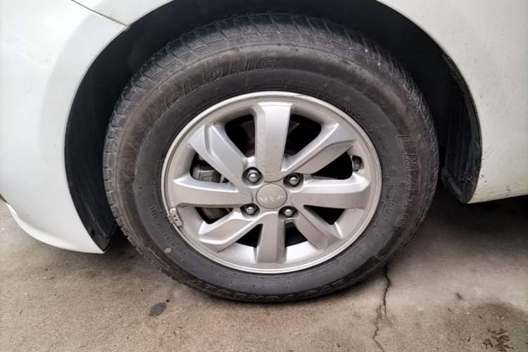 Used Kia K2 2015 Sedan 1.4L Automatic GLS Left Front Wheel Hub