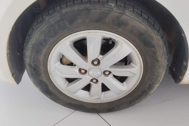 Used Kia K2 2015 Sedan 1.4L MT GLS Left Front Wheel Hub