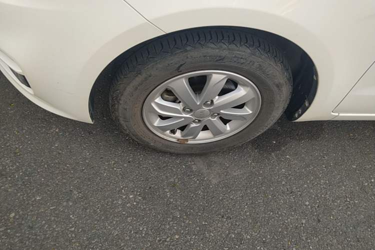 Used Kia K2 2015 Sedan 1.4L MT GLS Left Front Wheel Hub