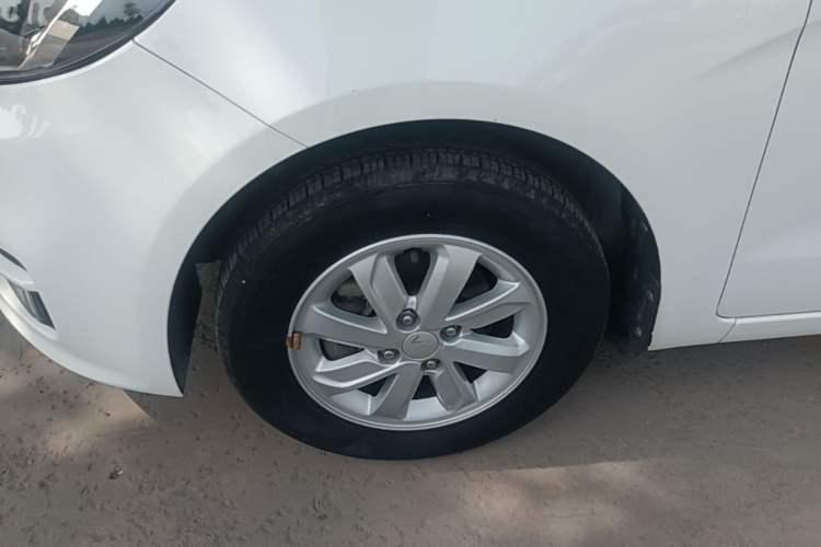 Used Kia K2 2015 Sedan 1.4L MT GLS Left Front Wheel Hub