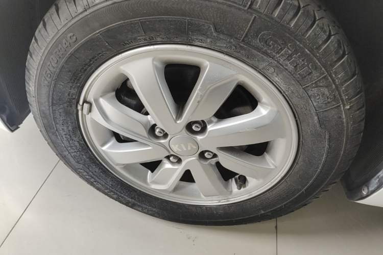 Used Kia K2 2015 Sedan 1.4L Automatic GLS Left Front Wheel Hub