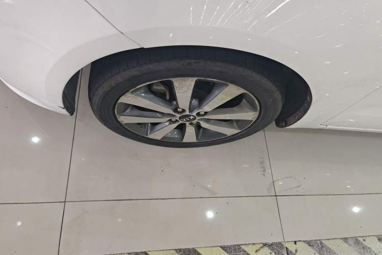 Used Kia K2 2015 Sedan 1.6L Automatic Transmission Premium Left Front Wheel Hub
