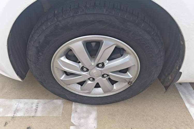 Used Kia K2 2015 Sedan 1.4L MT GLS Left Front Wheel Hub