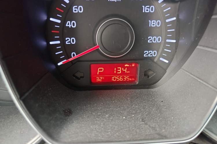 Used Kia K2 2015 Sedan 1.4L Automatic GLS Odometer Close Up