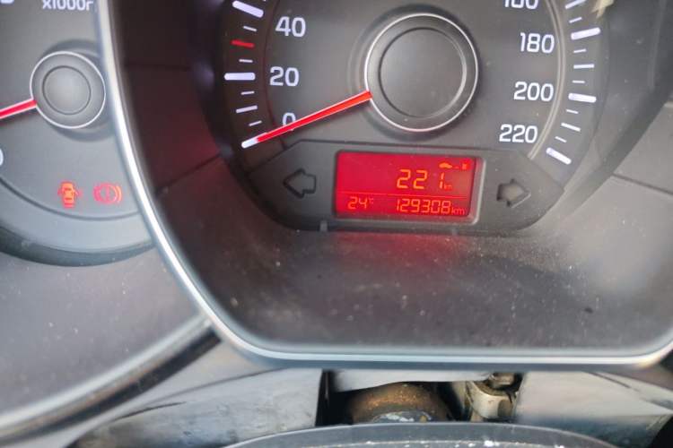Used Kia K2 2015 Hatchback 1.4L MT GLS Odometer Close Up