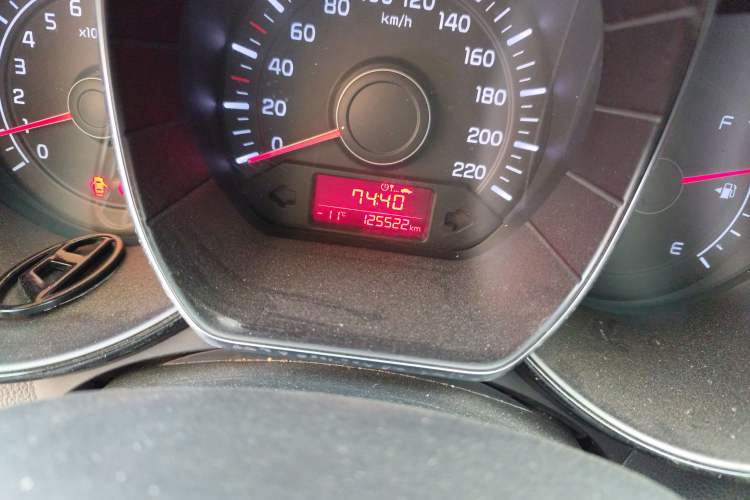 Used Kia K2 2015 Sedan 1.4L MT GLS Odometer Close Up