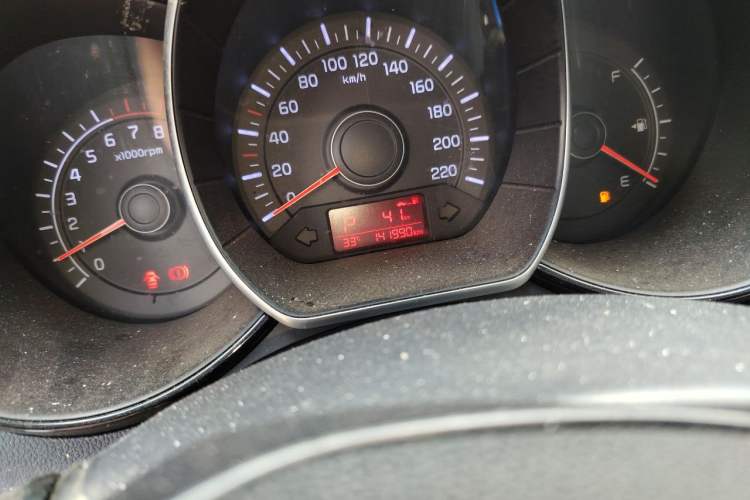 Used Kia K2 2015 Sedan 1.4L Automatic GLS Odometer Close Up