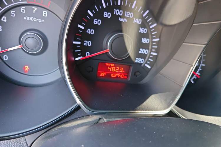 Used Kia K2 2015 Sedan 1.4L MT GLS Odometer Close Up