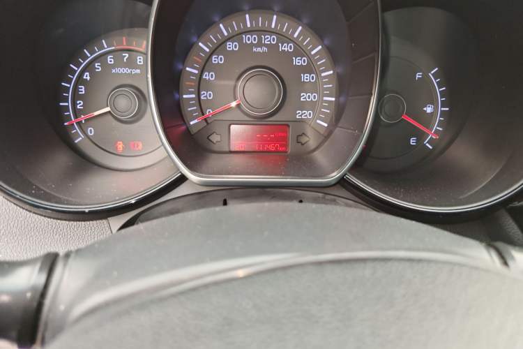 Used Kia K2 2015 Sedan 1.4L MT GLS Odometer Close Up