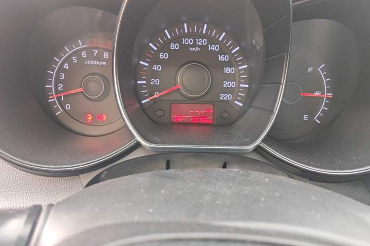 Used Kia K2 2015 Sedan 1.4L MT TOP Odometer Close Up