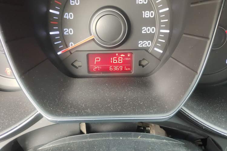 Used Kia K2 2015 Sedan 1.4L Automatic GLS Odometer Close Up
