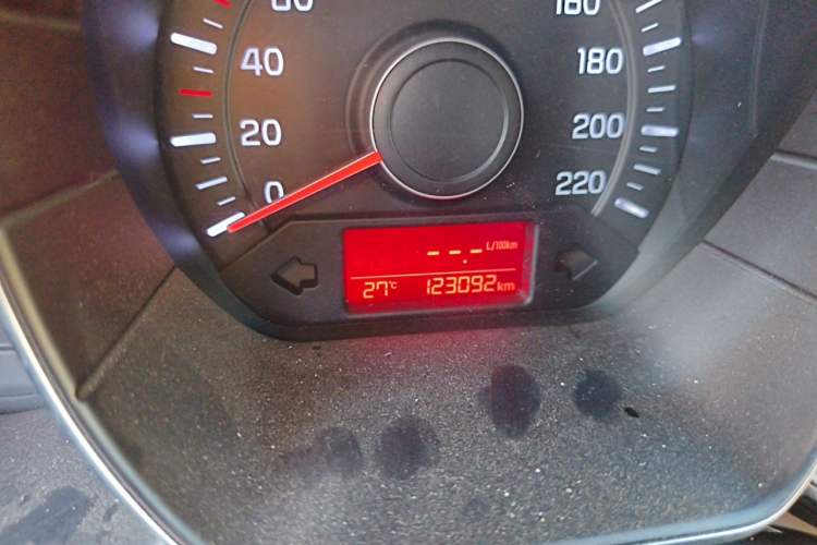 Used Kia K2 2015 Sedan 1.4L MT GLS Odometer Close Up