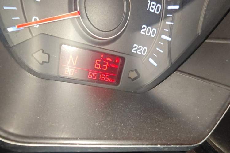 Used Kia K2 2015 Hatchback 1.4L Automatic GLS Odometer Close Up